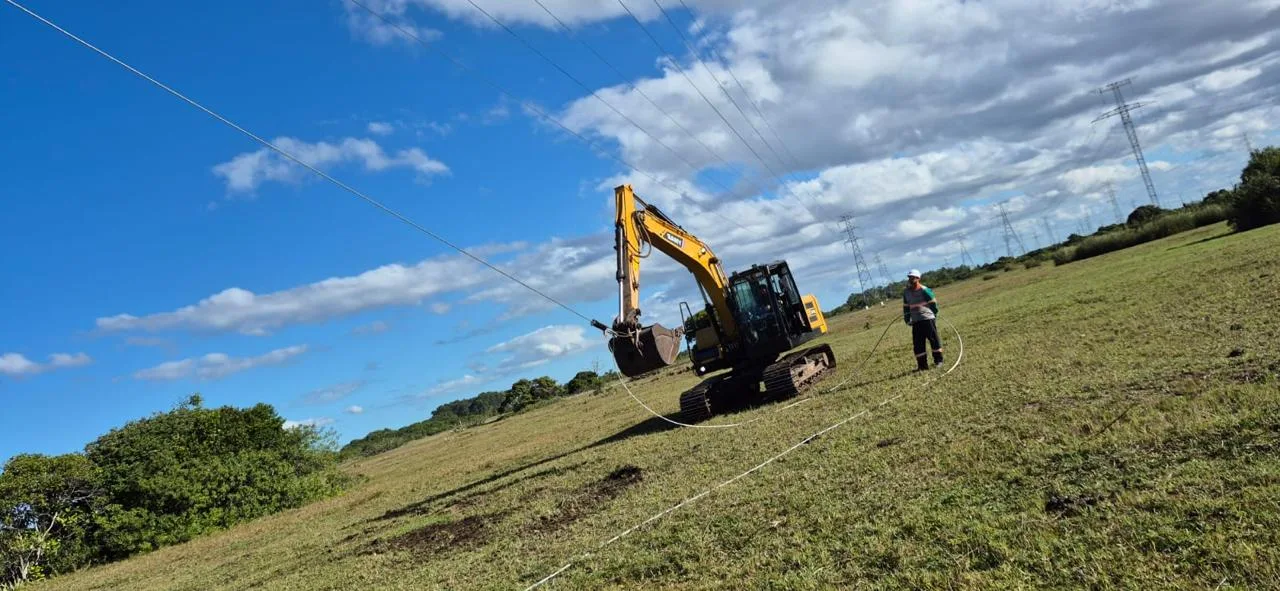 Escavadeira da FMC em frente de serviço de infraestrutura