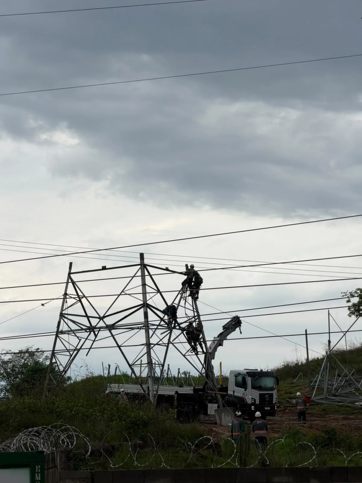 Montagem de torre de transmissão com apoio de caminhão munck