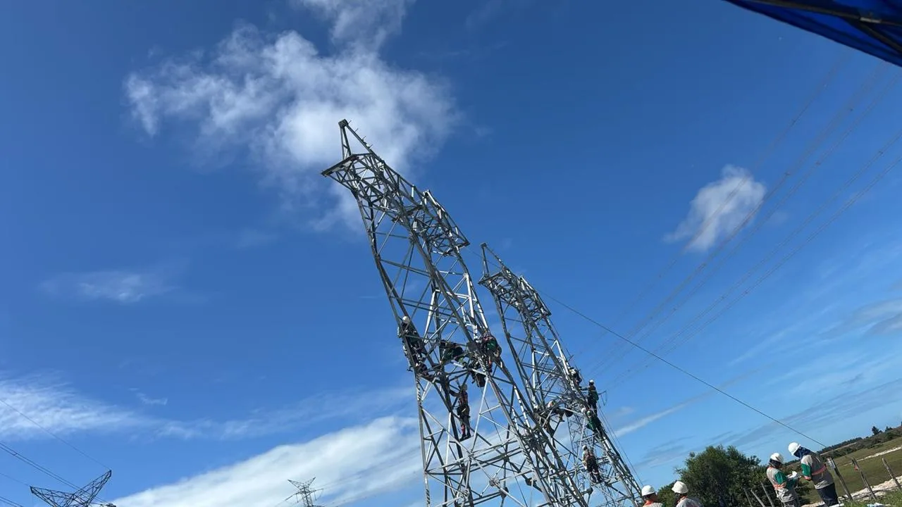Montagem de estrutura metálica de transmissão