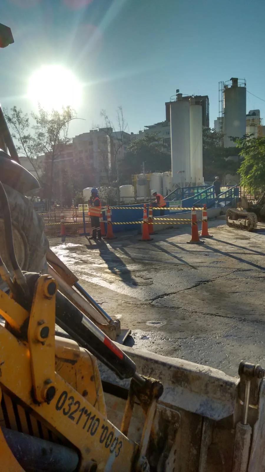 Retroescavadeira da FMC em área industrial