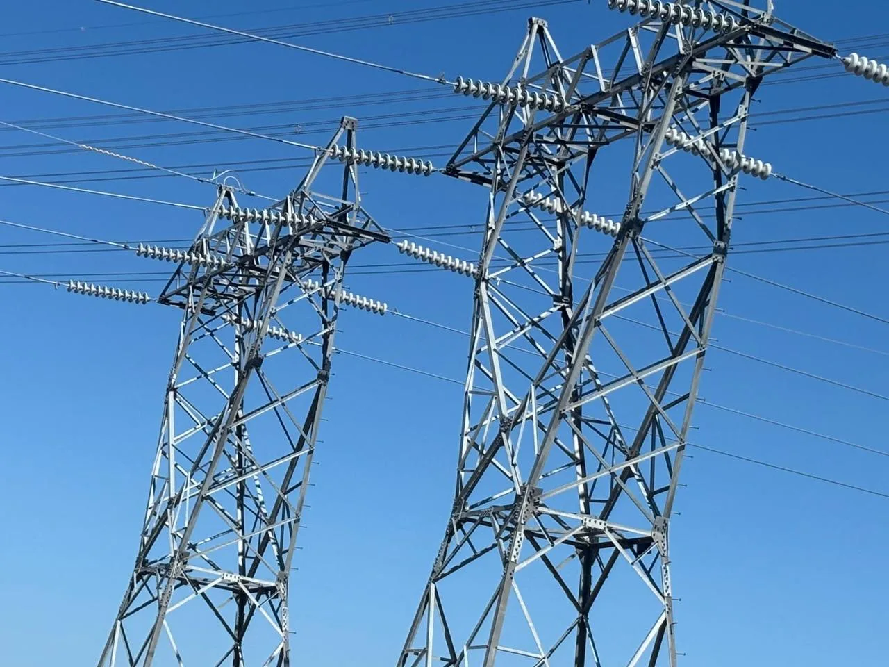 Torres e cabos de linha de transmissão