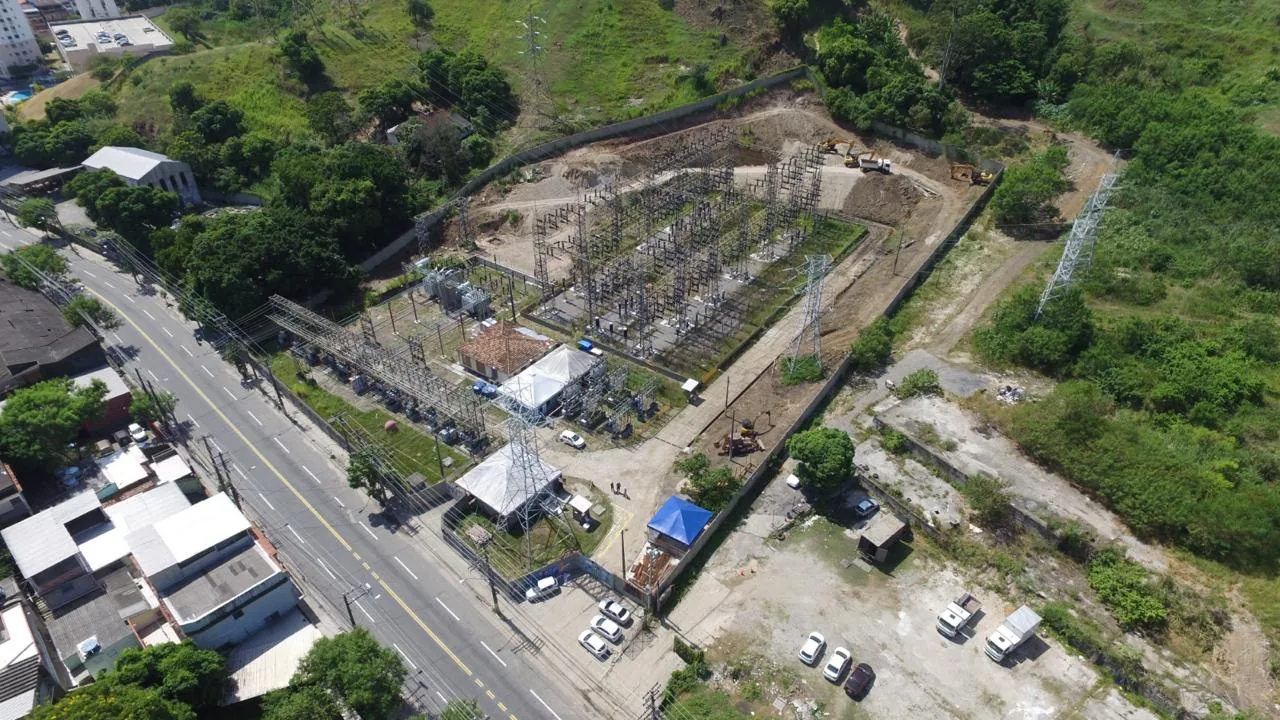 Vista aérea de subestação com área de obra ao lado, junto a uma avenida